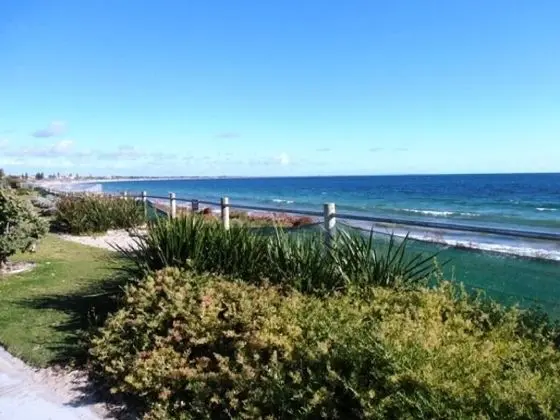 Warnbro Beach Family Accommodation - Plaj