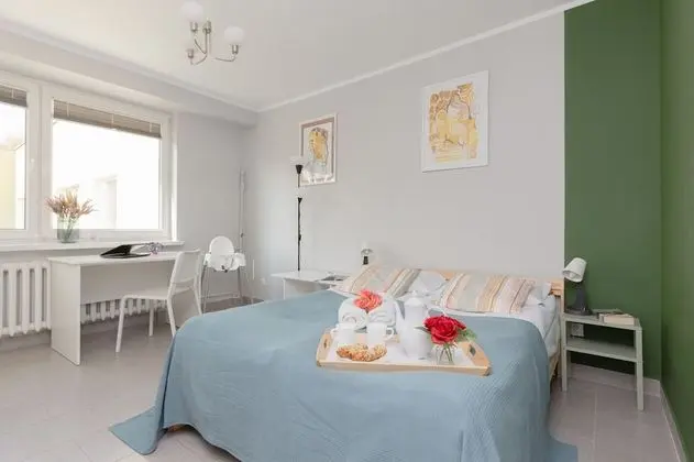 Warsaw Batuty Apartment by Renters