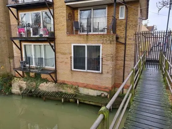 Waterfront Apartment In The Heart Of St Neots