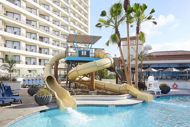The Waterfront Beach Resort, A Hilton Hotel - Havuz