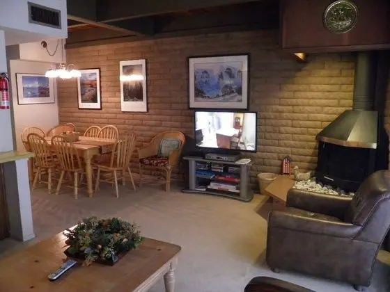 Waterfront Condo With Balcony, Private Boat Dock - Oda Düzeni