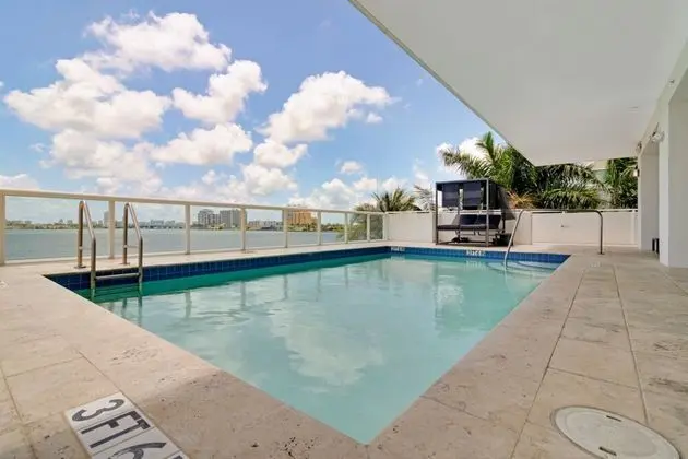 Waterfront Condos by Sextant - Havuz
