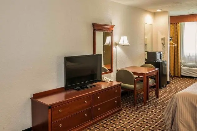 WATERFRONT HOTEL AND CONFERENCE CENTER - 1