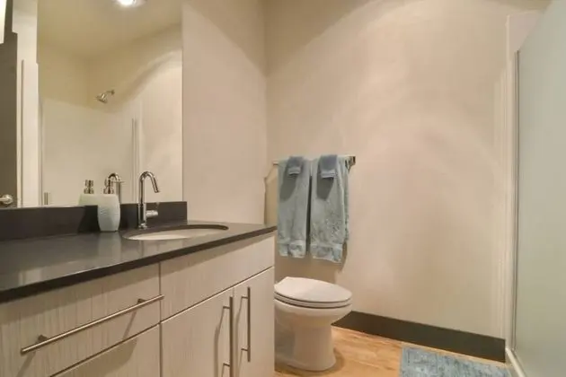 Waterfront Modern Studio Rooftop Views - Banyo Tipleri