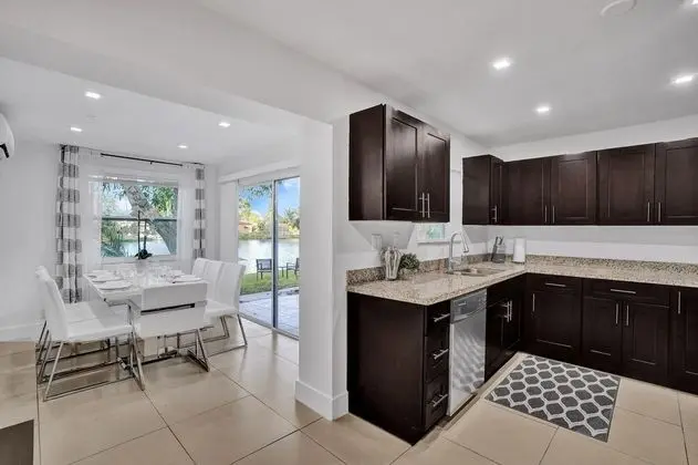 Waterfront Newly Renovated 4 BR Home - İç Mekan