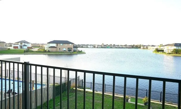 Waterfront Villa in Sanctuary Lakes - Dış Mekan