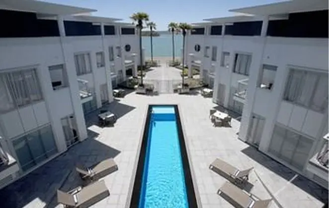 The Waterfront Suites - Havuz