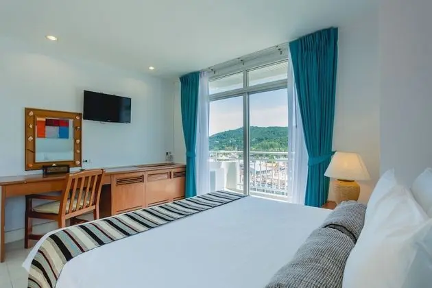 Waterfront Suites Phuket by Centara - Oda