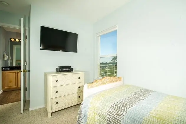Waters Edge 214 - Oda