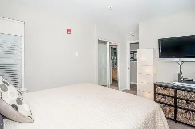 Waters Edge 309 - Oda