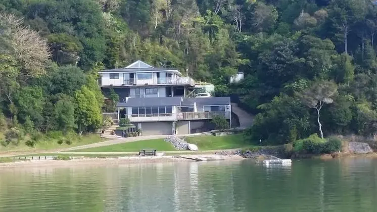 Water's Edge Holiday Homes