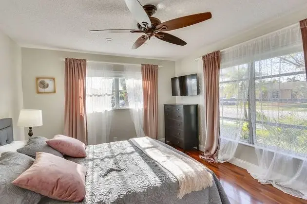 Watersedge - Private & Sanitized, Self Check-in. Perfect for Social Distancing & Working From Home. Private Pool, Pet Friendly. Super-host Support