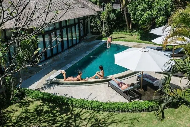 Wave House surf camp - Havuz