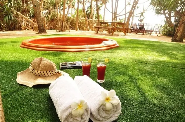 The Waves Beach Chalets - Havuz