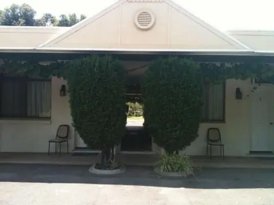 THE WAYFARER MOTEL