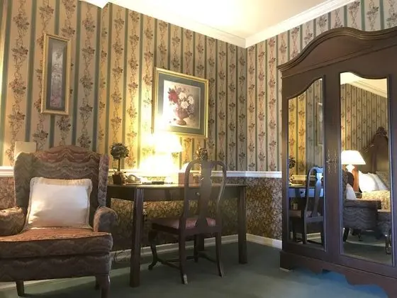 Waynebrook Inn, Est. 1865