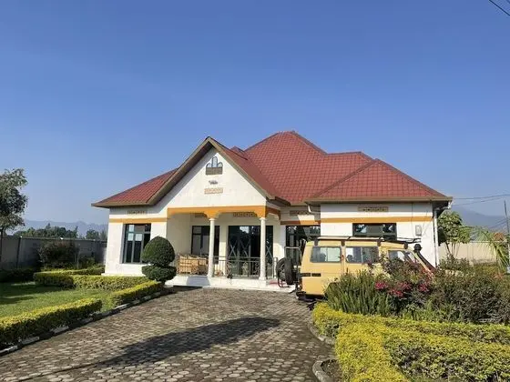 We Offer bed and Breakfast Features and Wifi and Private Parking Free of Charge