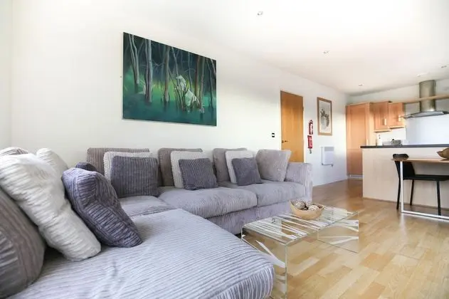 Week2Week Modern 3rd Floor Gosforth Apartment with balcony