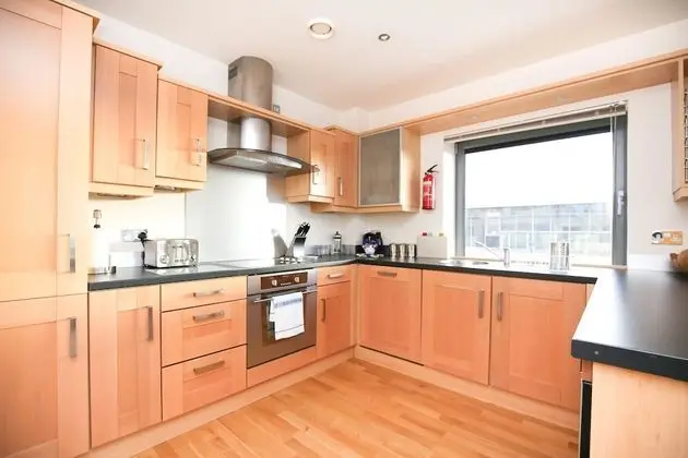 Week2Week Modern 3rd Floor Gosforth Apartment with balcony - Mutfak