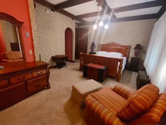 The Weis Mansion - Oda