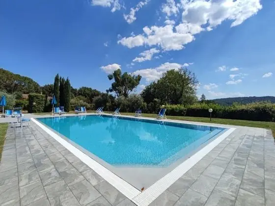 Welcoming Holiday Home in Gambassi Terme With Bubble Bath - Havuz