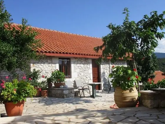 Welcoming Holiday Home With Garden in Leonidio - Dış Mekan