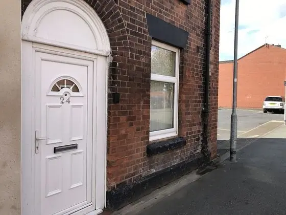 Welcoming Spacious 2-bedroom House in St Helens