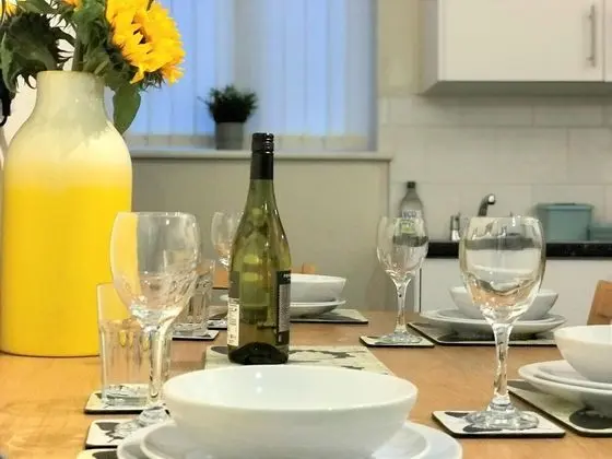 Welcoming Spacious 2-bedroom House in St Helens - Yerinde Yemek
