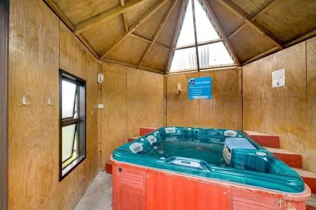 Wellington TOP 10 Holiday Park - Havuz