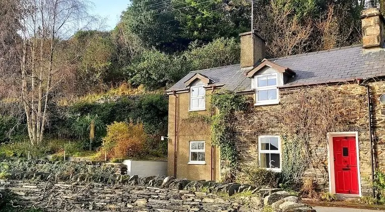 Welsh Cottage With Mountain and Railway Views