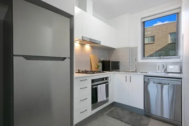 Wentworthville 2 Bedrooms Apartment with Free Parking by KozyGuru - Mutfak