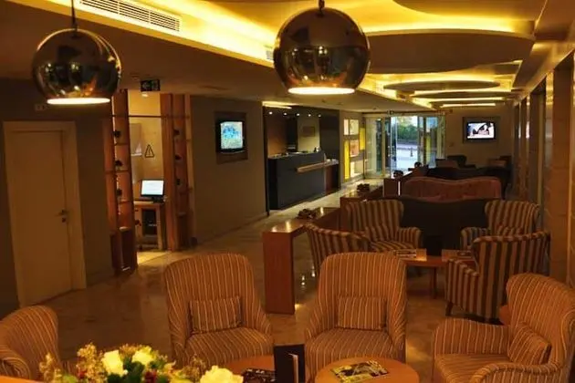 Wes Hotel - Lobi