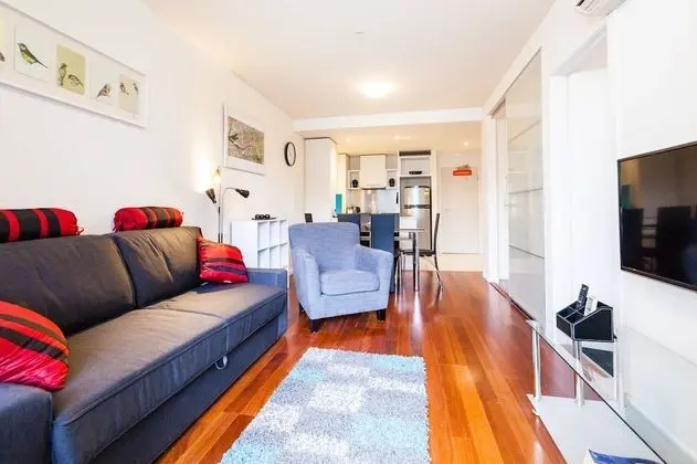 WESLEY, 2BDR Carlton Apartment