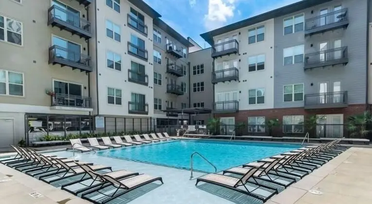 West Home- Phipps Plaza - Havuz