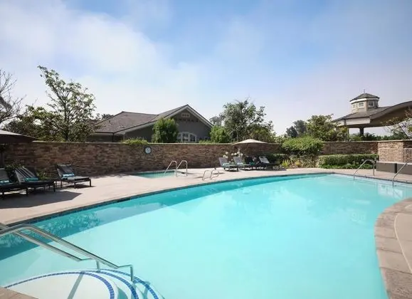 West Inn and Suites - Havuz