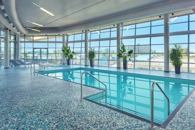 The Westin Wall Centre Vancouver Airport - Havuz