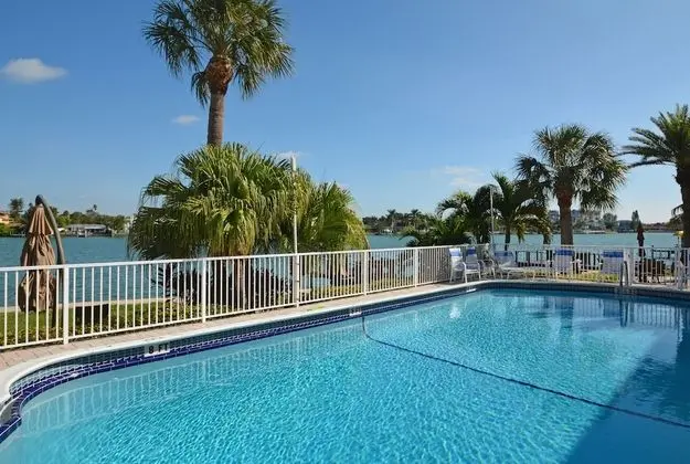 Westwinds Waterfront Resort - Havuz