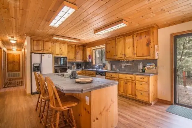 Whiskey Springs by Avantstay Classic Cabin Near Tahoe Donner Ski Area! - Mutfak