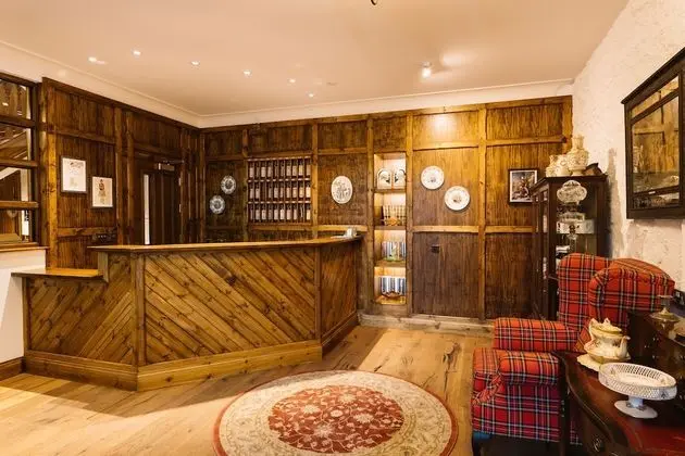 The Whispering Pine Lodge - Lobi