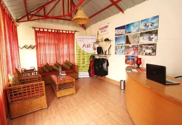 Whispering Pines Himalayan Retreat - Lobi