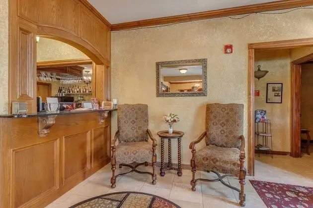 The Whispering Pines Inn Bed & Breakfast - Lobi