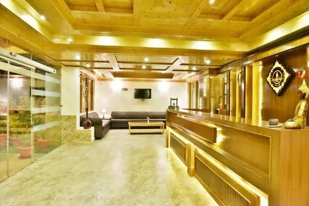Whistling Pines Resorts and Spa - Lobi