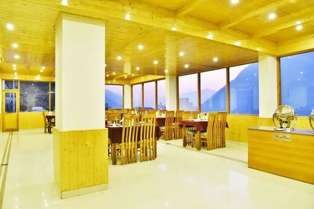 Whistling Pines Resorts and Spa - Yerinde Yemek