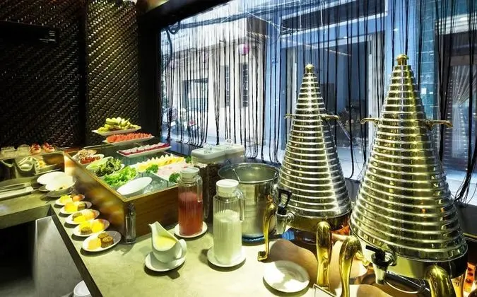 The White Hotel 8A Thai Van Lung - Yerinde Yemek