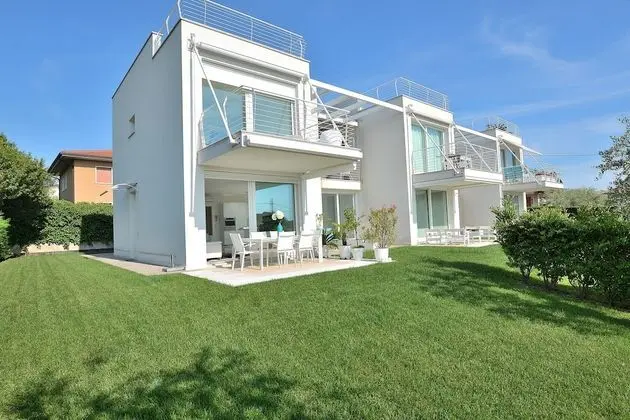 The White Apartment With Pool - Dış Mekan