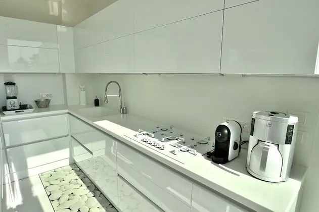 The White Apartment With Pool - Mutfak