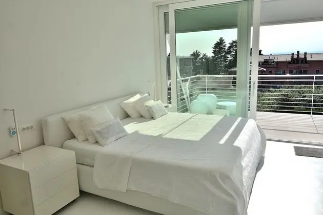 The White Apartment With Pool - Oda