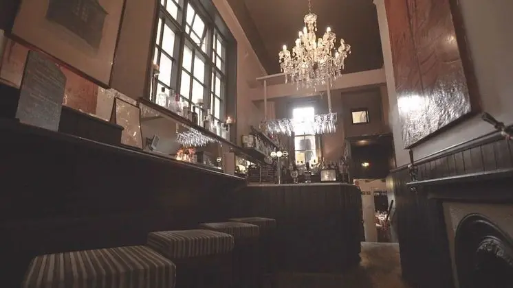 White Horse & Griffin - İç Mekan