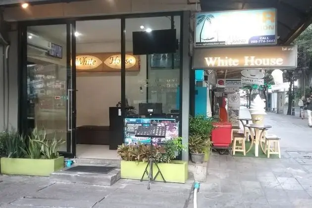 White House Asoke Sukhumvit 18 - Dış Mekan