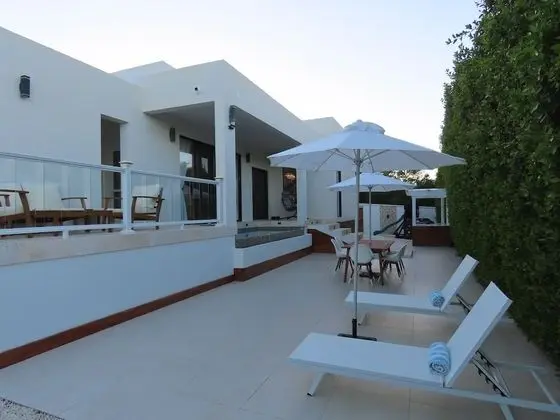 The White House TCI Guest House - Dış Mekan